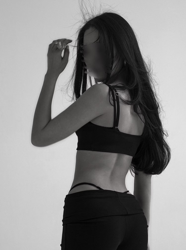Ariana Hart - Photo 1