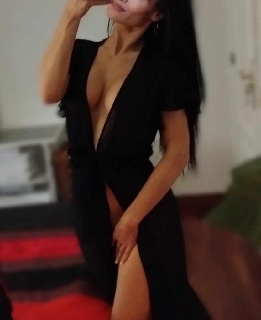 Isabella - Elegant and Sexy Courtesan Portrait
