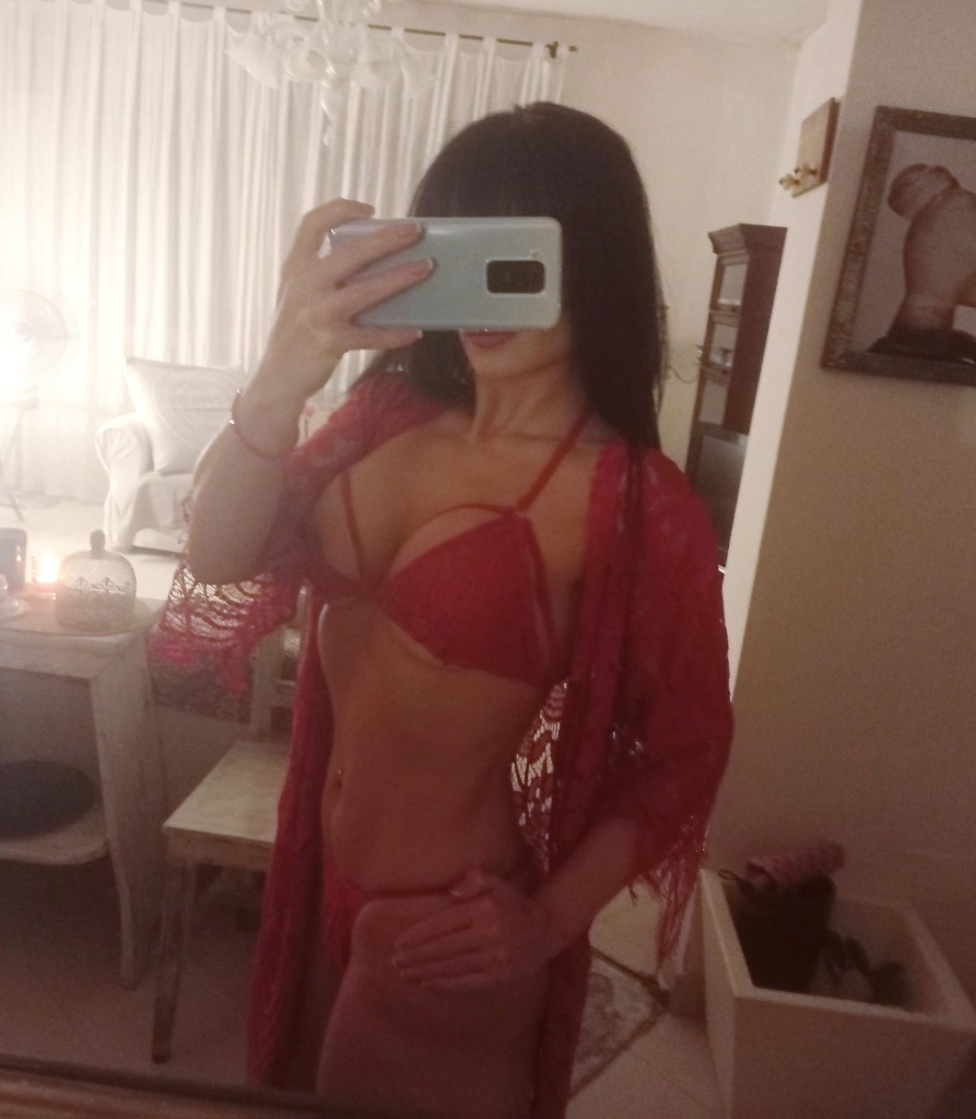Isabella - Sidebar Profile