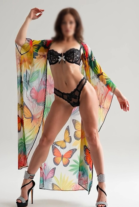 Krystal Amor - Elegant and Sexy Courtesan Portrait